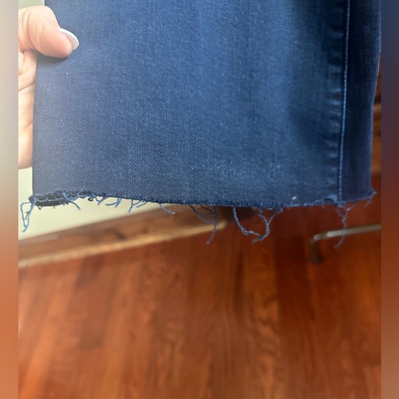 MOTHER NWT LIL’ MOTHER WEEKENDER FRAY SZ 28 Chip on my shoulder flare style - Picture 6 of 13